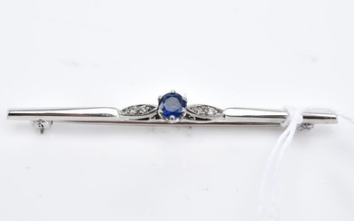 A SAPPHIRE AND DIAMOND BAR BROOCH IN WHITE GOLD