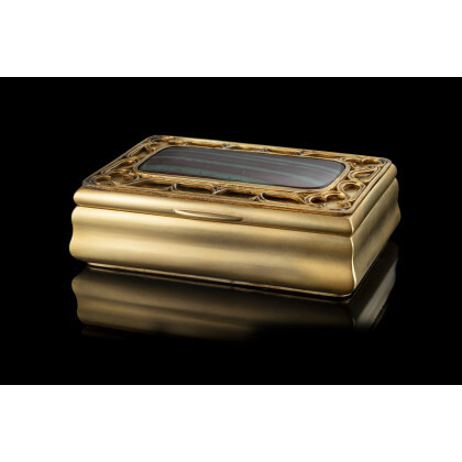 A gold and jasper box with a gilt silver mount (cm 8x3x5,5) (g gross 182)