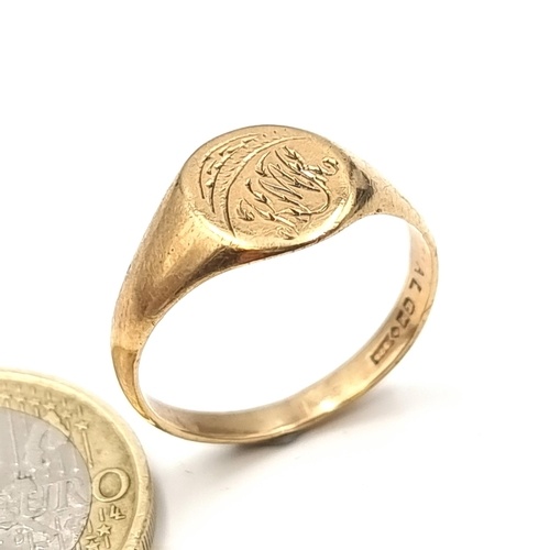 A handsome example of a gentleman's 9 carat gold signet ring...