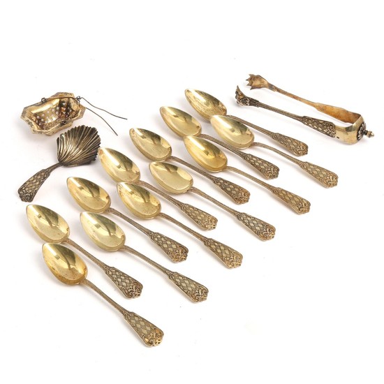 A mid 19th century French gilt silver tea cutlery. In box with letter from the Cabinet de l'Empererur. Box H. 4. L. 28. W. 19 cm.