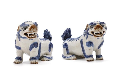 SOLD. A pair of Chinese 20th c. stoneware lions decorated in blue. L. 21.5 cm. (2) – Bruun Rasmussen Auctioneers of Fine Art