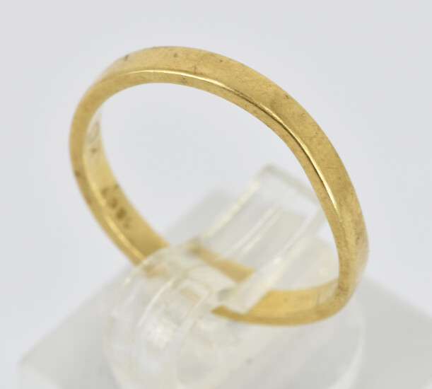 AN 18ct YELLOW GOLD RING