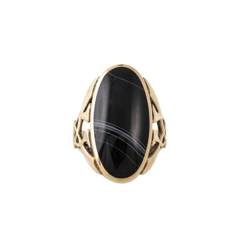 AN AGATE DRESS RING, mounted in 9ct gold, size P