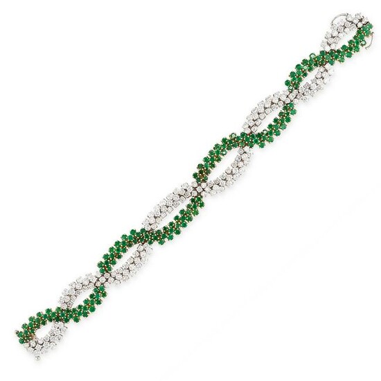 AN EMERALD AND DIAMOND BRACELET in 18ct yellow gold and