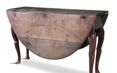 UNE TABLE DROP-LEAF IRISH RED WALNUT OVAL, C.1730, sur un support de pied de porte...