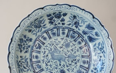 Antique Chinese porcelain Charger, Wanli period, blue and white
