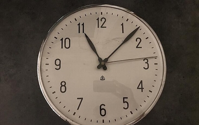SOLD. Arne Jacobsen: A circular chromium-plated metal wall clock. Manufactured by Lauritz Knudsen. Diam. 28 cm. – Bruun Rasmussen Auctioneers of Fine Art