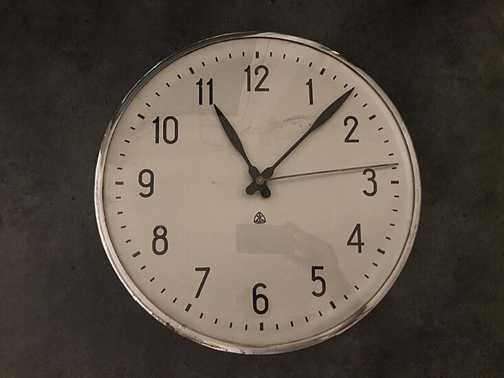 SOLD. Arne Jacobsen: A circular chromium-plated metal wall clock. Manufactured by Lauritz Knudsen. Diam. 28 cm. – Bruun Rasmussen Auctioneers of Fine Art