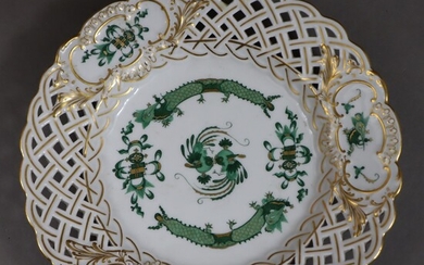 Assiette de percée - Meissen, c. 1900, porcelaine, décor "Grüner Hofdrache", staffage en or, drapeau...