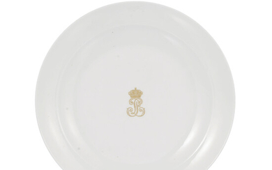 Assiette en porcelaine de Sèvres, 1844. Décor au centre du chiffre couronné du Roi Louis Philippe, cachet Sèvres en bleu et Château des