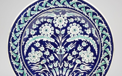 BOCH FRÈRES - KÉRAMIS GRAND PLAT en céramique à décor floral polychrome sur fond bleu-nuit,...