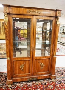 BRONZE MOUNTED CHINA CABINET WITH A MIRRORED BACK AND