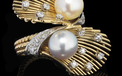 Bague à motif stylisé en "Toi et moi" sertie d'une perle rosée et d'une perle grise (D env. 8,5 mnm) rehaussées de diamants