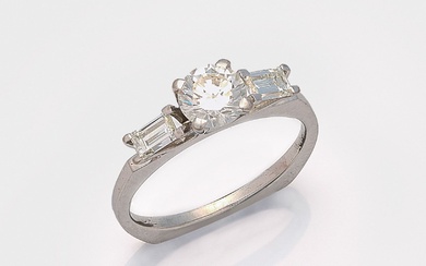 Bague diamant-solitaire en or blanc, taille 750. Sertie au centre d'un solitaire en diamant d'env....