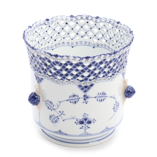 “Blue Fluted Full Lace”. A Royal Copenhagen porcelain cachepot, decorated in underglaze blue with wide lace. H. 19 cm.