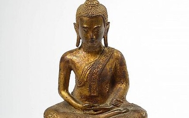 "Bouddha assis sur une base étagée" en bronze doré. Travail thaïlandais. Epoque: fin XIXème. (Légers *). H.:+/-35,5cm.