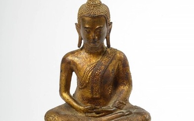 "Bouddha assis sur une base étagée" en bronze doré. Travail thaïlandais. Epoque: fin XIXème. (Légers...