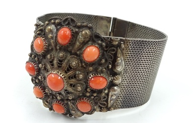 Bracelet oriental en argent, orné de cabochons de corail. L: 18 cm (ouvert). 76,83 g...