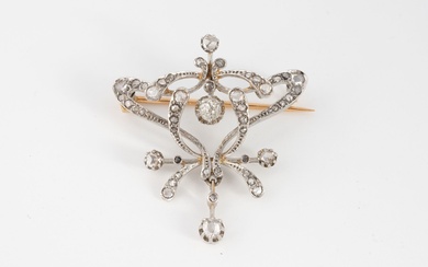 Broche pendentif en platine (850) à motif de volutes serties de diamants de taillés en...