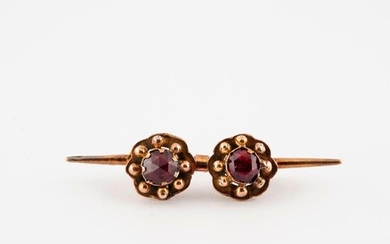 Brooch barrette brooch in yellow gold (750) adorned with two round red stones (garnets ?) cut in roses in closed setting.