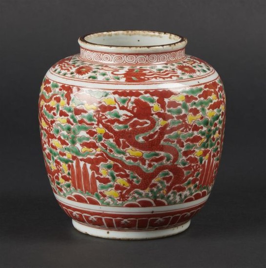 CHINE Vase ovoïde en porcelaine à décor rouge, ver…