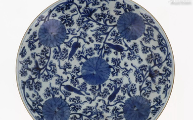 CHINE, XVIIIe siècle Grand plat en porcelaine