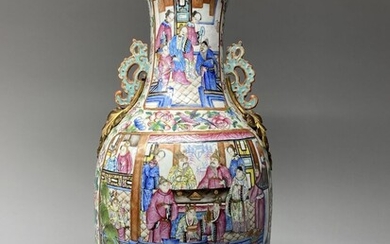 CHINE, fin XIXe-début XXe. Grand vase balustre en porcelaine de canton, à décor de scènes...