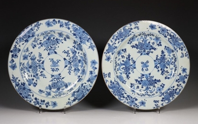 China, paar blauw-wit porseleinen schotels, laat Kangxi, 18e eeuw