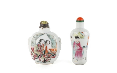 Chine, 19e siècle Ensemble de deux tabatières en porcelaine à décor de la famille rose...