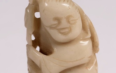 Chine, XVIIIe-XIXe siècle. Petit sujet en jade beige représentant un enfant tenant une branche de...