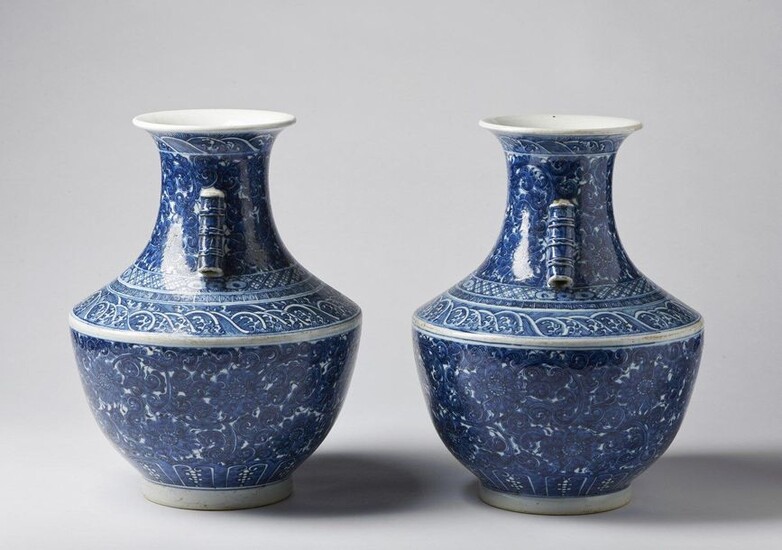Chinese Art. A pair of large arrow shaped blue and white porcelain vases bearing a double circle blue mark at the base China, Qing dynasty, 19th century. Provenance: Private collection Milan. Cm 31,00 x 38,00.
