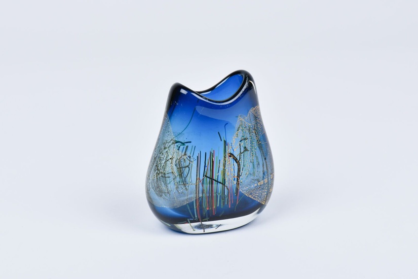 Claude MORIN (1932-2021). Vase en verre bleu à décor intercalaire polychrome et de paillons dorés,...