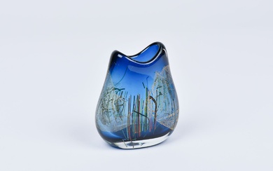Claude MORIN (1932-2021). Vase en verre bleu à décor intercalaire polychrome et de paillons dorés,...