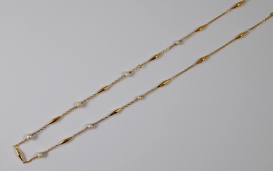 Collier en or jaune à mailles souples alternées de (x7) perles blanches (usures des perles...
