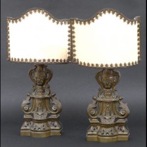 Coppia di lampade da tavolo ad una luce in bronzo traforato con decoro a volute (h struttura cm 42) (lievi...