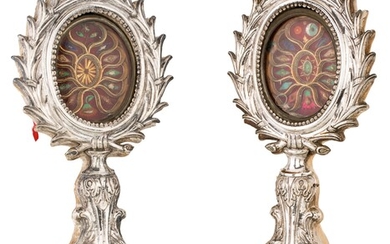 Coppia di reliquiari in legno e lamina d'argento, XVIII secolo con teca ovale...