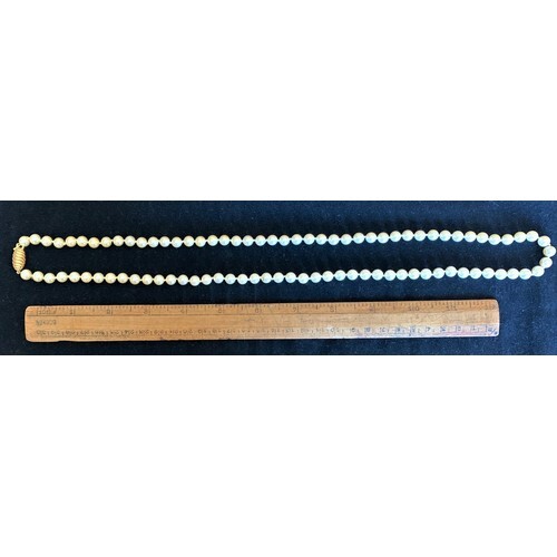Cultured Pearl single strand necklace with 9ct gold clasp, 7...