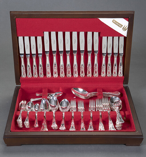 Cutlery for 8 services in silver metal EPNS from Sheffield, model "King's Pattern". Consists of 4 serving spoons, 8 table forks, table knives and spoons, 8 forks, knives and spoons for snacks, 8 cake forks, 8 knives