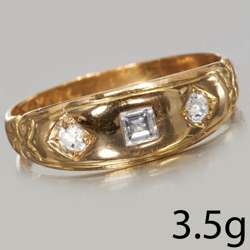 DIAMOND 3-STONE GYPSY RING, 22 ct. gold. Diamonds bright and...