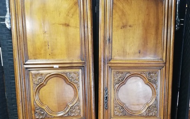 Deux portes d’armoire en noyer mouluré et sculpté. Epoque XVIII°. 190x65cm