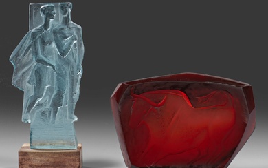 Deux sculptures en verre de Jan Cerný Groupe de figures mythologiques avec socle en noix...