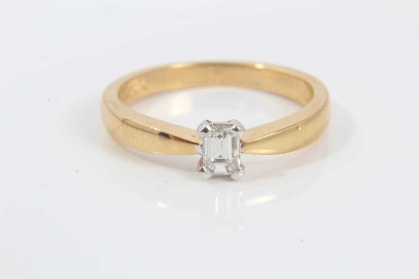 Diamond single stone ring with a rectangular step-cut diamond estimated to weigh approximately 0.25cts in four claw setting on 18ct yellow gold shank. Ring size L½.