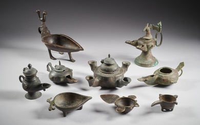 ENSEMBLE DE NEUF LAMPES À HUILE EN BRONZE Iran oriental, XIIe-XIIIe siècle En bronze coulé,...