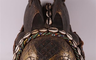 Ethnographique/tribal. Masque de deuil en bois sculpté et en laiton, Punu, Gabon, Afrique, 2e moitié...