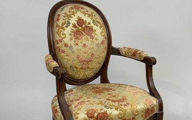 Fauteuil médaillon en bois mouluré, la garniture de tissu coloré. Style Louis XVI. 89 x...
