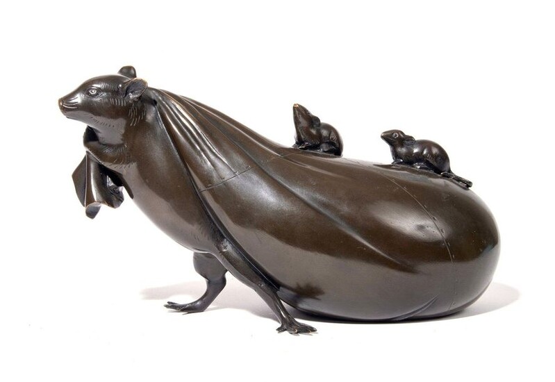 Figurine en bronze représentant un rat tirant...