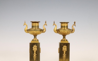 Frankrijk, paar vuurvergulde bronzen een lichts kandelaars, Empire, ca. 1810;