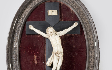 Grand CHRIST en ivoire sculpté en ronde-bosse, pieds juxtaposés, périzonium noué à droite, dans un...
