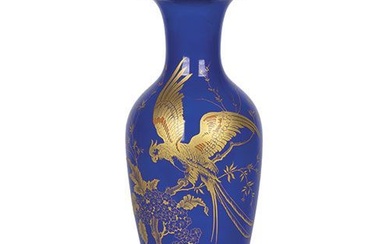 Grand vase en porcelaine allemande de Rosenthal, décoré de chinoiseries dorées sur fond bleu. Avec...