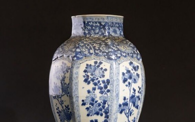 Grand vase en porcelaine bleu blanc à décor de branchages fleuris dans des cartouches (fêle,...